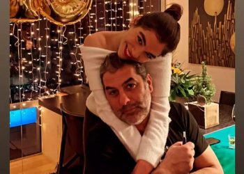 Ο Βασίλης Μπισμπίκης αγκαλιά με την κόρη της Δέσποινας Βανδή και του Ντέμη Νικολαΐδη (φωτο, video)