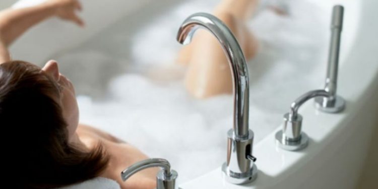 Alldaynews.gr Θάνατος Μυστήριο: 56χρονη ζήτησε από ανιψιά της να μετακομίσει και βρέθηκε νεκρή στην μπανιέρα