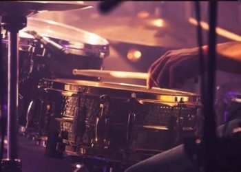 Alldaynews.gr Σοκ στην ελληνική Show Biz: Ντράμερ γνωστού συγκροτήματος καταδικάστηκε για αποπλάνηση 8χρονης