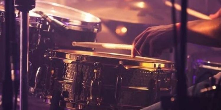 Alldaynews.gr Σοκ στην ελληνική Show Biz: Ντράμερ γνωστού συγκροτήματος καταδικάστηκε για αποπλάνηση 8χρονης