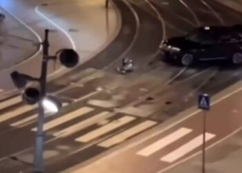 Alldaynews.gr Περιπολικό παρασύρει τον Ολλανδό δράστη ομηρείας σε κατάστημα Apple (video)