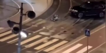 Alldaynews.gr Περιπολικό παρασύρει τον Ολλανδό δράστη ομηρείας σε κατάστημα Apple (video)