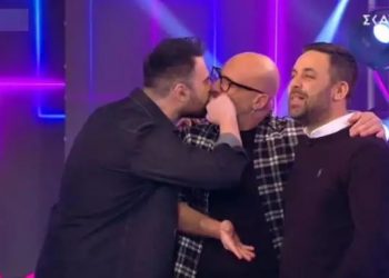 Ο Γιώργος Παπαδόπουλος ευχήθηκε στο Νίκο Μουτσινά για του Αγίου Βαλεντίνου φιλώντας τον στο στόμα