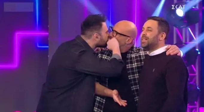 Alldaynews.gr Ο Γιώργος Παπαδόπουλος ευχήθηκε στο Νίκο Μουτσινά για του Αγίου Βαλεντίνου φιλώντας τον στο στόμα