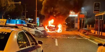 Πικέρμι: Αυτοκίνητο τυλίχθηκε στις φλόγες μετά από σφοδρή σύγκρουση