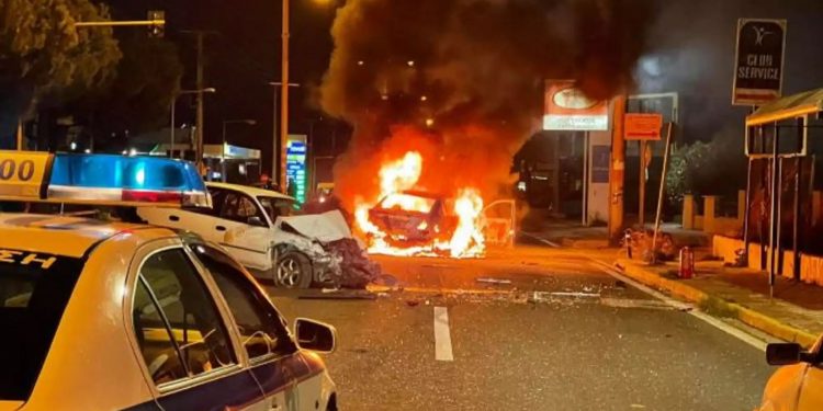 Πικέρμι: Αυτοκίνητο τυλίχθηκε στις φλόγες μετά από σφοδρή σύγκρουση