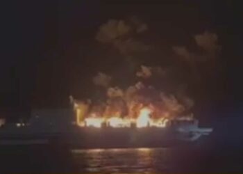 Φωτιά σε πλοίο ανοιχτά της Ηγουμενίτσας με 237 επιβάτες – Εγκατάλειψη με σωσίβιες λέμβους (videos)