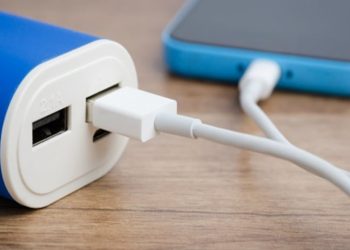 Viral: Όλοι οι φίλοι του έχουν καλύτερη μπαταρία στο κινητό και έφτιαξε δικό του power bank (φωτο, video)