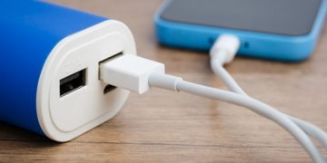 Alldaynews.gr Viral: Όλοι οι φίλοι του έχουν καλύτερη μπαταρία στο κινητό και έφτιαξε δικό του power bank (φωτο, video)