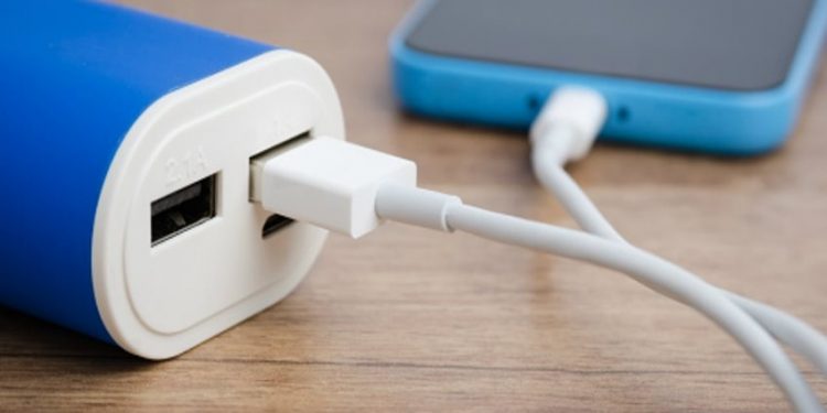 Alldaynews.gr Viral: Όλοι οι φίλοι του έχουν καλύτερη μπαταρία στο κινητό και έφτιαξε δικό του power bank (φωτο, video)