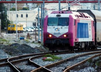 Τραγωδία στο Κρυονέρι-Γυναίκα διαμελίστηκε από τρένο[video]