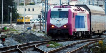 Τραγωδία στο Κρυονέρι-Γυναίκα διαμελίστηκε από τρένο[video]