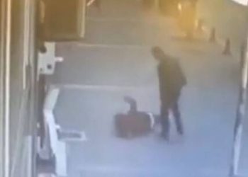 Alldaynews.gr Τουρκία: Καρέ καρέ ο άγριος ξυλοδαρμός γυναίκας από τον σύζυγό της – Την έσωσαν περαστικοί