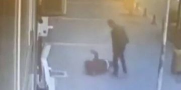 Τουρκία: Καρέ καρέ ο άγριος ξυλοδαρμός γυναίκας από τον σύζυγό της – Την έσωσαν περαστικοί