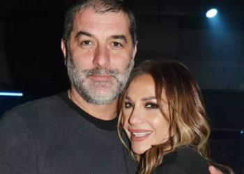 Βανδή-Μπισμπίκης: Πιο ερωτευμένοι από ποτέ – Αγκαλιά στα παρασκήνια της παράστασής του