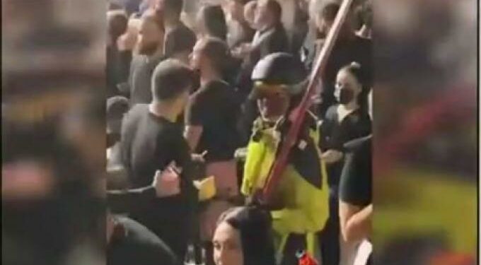 Πήγε να διασκεδάσει στον Βέρτη φορώντας στολή και πέδιλα του σκι