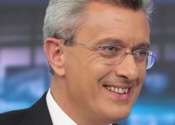 Είχε μαύρα μαλλιά και πολύ στιλ – Φωτογραφία του Νίκου Χατζηνικολάου από όταν ήταν νέος