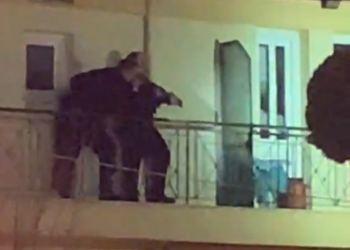 Alldaynews.gr Δείτε Live video: Διαρρήκτης «μπούκαρε» σε σπίτι αστυνομικού στη Ν. Ιωνία και εγκλωβίστηκε μέσα!