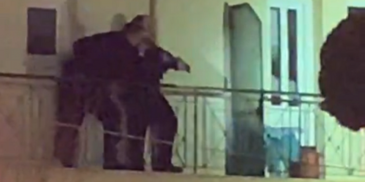 Alldaynews.gr Δείτε Live video: Διαρρήκτης «μπούκαρε» σε σπίτι αστυνομικού στη Ν. Ιωνία και εγκλωβίστηκε μέσα!