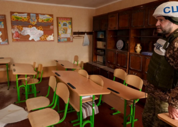 Ουκρανία: Με αυτοκόλλητα με την ομάδα αίματος πήγαιναν τα παιδιά στο σχολείο