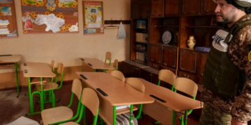 Ουκρανία: Με αυτοκόλλητα με την ομάδα αίματος πήγαιναν τα παιδιά στο σχολείο