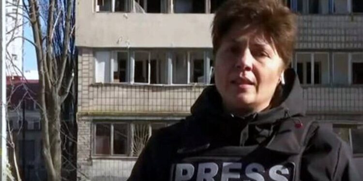 Alldaynews.gr Πόλεμος Ουκρανία: Συγκλονίζει η δημοσιογράφος της ΕΡΤ – Κραυγές εν μέσω βομβαρδισμών “Μας ρίχνουν. Βομβαρδίζουν”