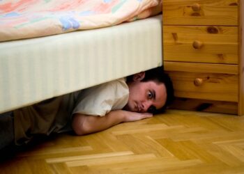 Του ζήτησε να χωρίσουν κι εκείνος κρυβόταν για εβδομάδες κάτω από το κρεβάτι της (φωτο, video)