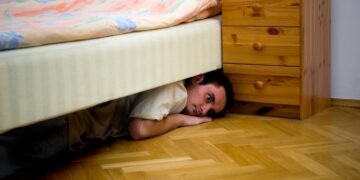 Alldaynews.gr Του ζήτησε να χωρίσουν κι εκείνος κρυβόταν για εβδομάδες κάτω από το κρεβάτι της (φωτο, video)