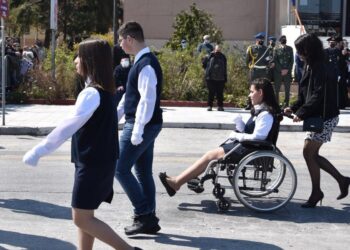 Σε καροτσάκι με χίλιες μύριες δυσκολίες, αλλά… περήφανη!