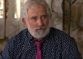 Πέτρος Φιλιππίδης: «Ολοκληρώθηκε η μεταξύ μας συνεύρεση, σηκωθήκαμε από το πάτωμα και ντυθήκαμε»