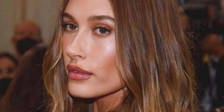 Alldaynews.gr Κρίσιμες ώρες για την Hailey Bieber-Με εγκεφαλική θρόμβωση στο νοσοκομείο