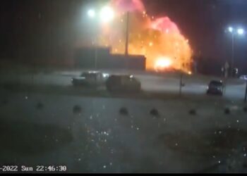 Πόλεμος στην Ουκρανία: Ισχυροί βομβαρδισμοί στο Κίεβο – Στις φλόγες κατοικίες και εμπορικό (video)