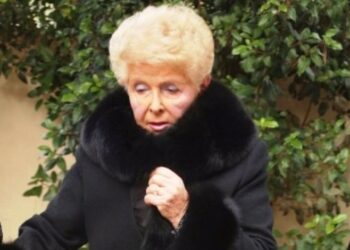 Αυτό είναι το σπίτι της Βέφας Αλεξιάδου! Μονοκατοικία με πισίνα, συντριβάνι, εκκλησάκι και θέα θάλασσα