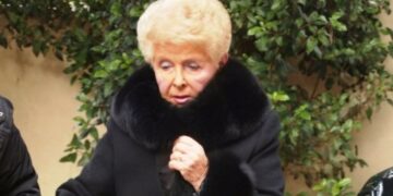 Αυτό είναι το σπίτι της Βέφας Αλεξιάδου! Μονοκατοικία με πισίνα, συντριβάνι, εκκλησάκι και θέα θάλασσα