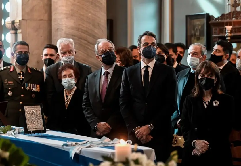 Κηδεία Μαριέττας Γιαννάκου: Τραγική φιγούρα η μονάκριβη κόρη της στο «τελευταίο αντίο»