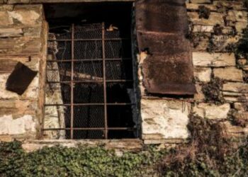 Πατέρας και γιος ζουν στην εξαθλίωση-Διαμένουν σε μισογκρεμισμένο σπίτι