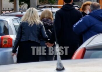 Alldaynews.gr Πάτρα: Πιασμένοι χέρι-χέρι η Ρούλα και ο Μάνος στο μνημόσυνο των παιδιών τους