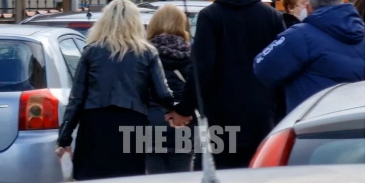 Alldaynews.gr Πάτρα: Πιασμένοι χέρι-χέρι η Ρούλα και ο Μάνος στο μνημόσυνο των παιδιών τους