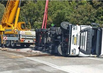Τούμπαρε βυτιοφόρο με 25 τόνους γάλα[photos]