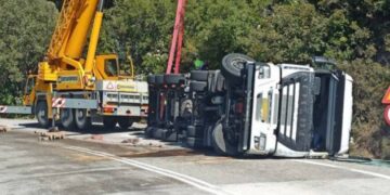 Τούμπαρε βυτιοφόρο με 25 τόνους γάλα[photos]