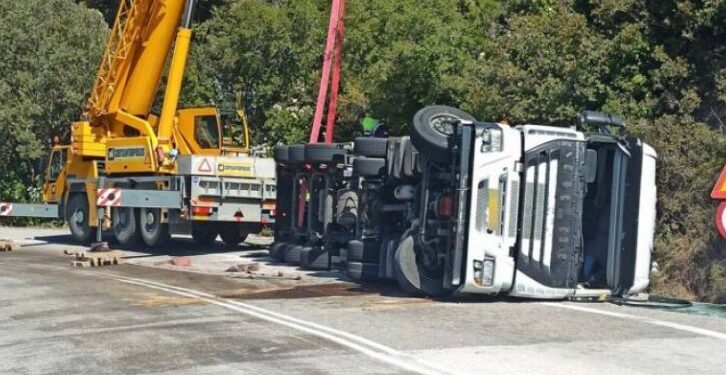 Τούμπαρε βυτιοφόρο με 25 τόνους γάλα[photos]