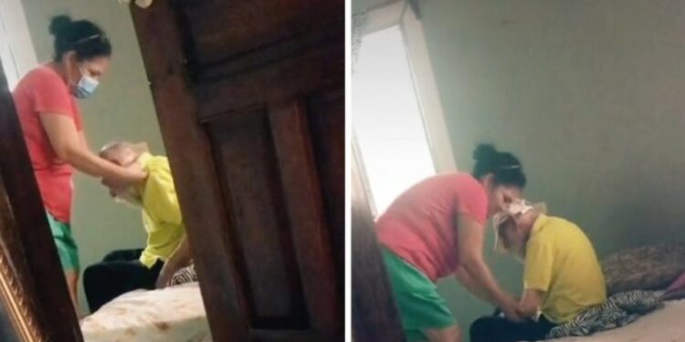 Παρά την εγκατάλειψη από τον σύζυγο της, φροντίζει και λούζει τον πρώην πεθερό της με μεγάλη αφοσίωση