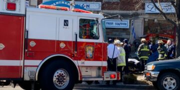 Alldaynews.gr Τραγωδία: Μια Νεκρή και 5 σοβαρά Τραυματίες-Αυτοκίνητο έπεσε σε αυλή Ελληνικού εστιατορίου στην Ουάσινγκτον