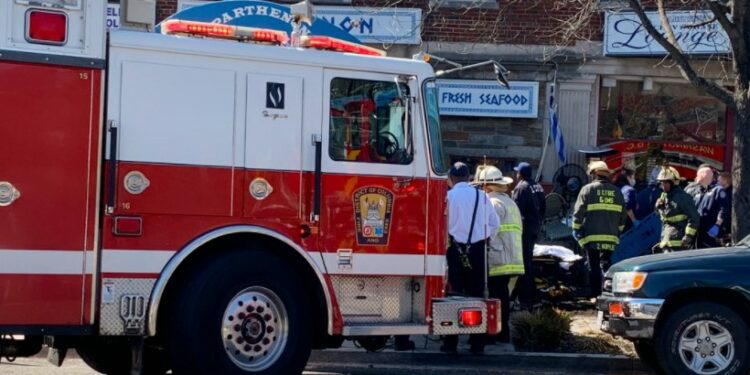 Alldaynews.gr Τραγωδία: Μια Νεκρή και 5 σοβαρά Τραυματίες-Αυτοκίνητο έπεσε σε αυλή Ελληνικού εστιατορίου στην Ουάσινγκτον