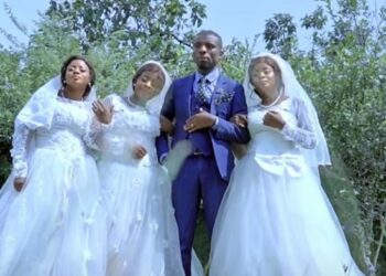 Άνδρας παντρεύτηκε τρίδυμες που δεν ήθελαν να χωρίσουν![video]