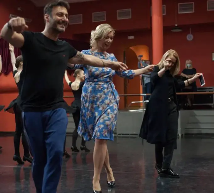 Πόλεμος Ουκρανία: Όταν η Μαρία Ζαχάροβα μάθαινε ελληνικούς χορούς!