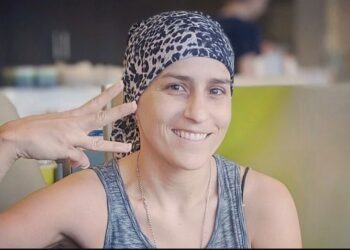 «Αν είχα ακούσει τη γιατρό μου, σήμερα δεν θα ζούσα»- Η ιστορία μίας γυναίκας με καρκίνο που προκαλεί θυμό!