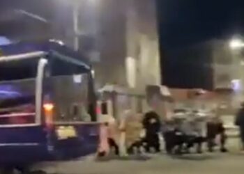 Ουκρανία-Συγκλονιστικό Βίντεο: Πολίτες γονάτισαν στο δρόμο μπροστά από τα φέρετρα Ουκρανών στρατιωτών