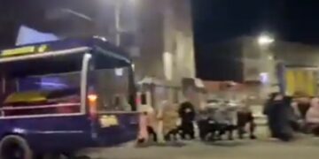 Alldaynews.gr Ουκρανία-Συγκλονιστικό Βίντεο: Πολίτες γονάτισαν στο δρόμο μπροστά από τα φέρετρα Ουκρανών στρατιωτών