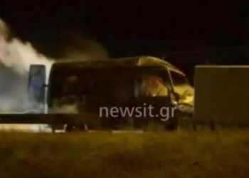 Θεσσαλονίκη: Βίντεο σοκ από τροχαίο – Έβγαλαν 26χρονο μέσα από το φλεγόμενο αυτοκίνητο